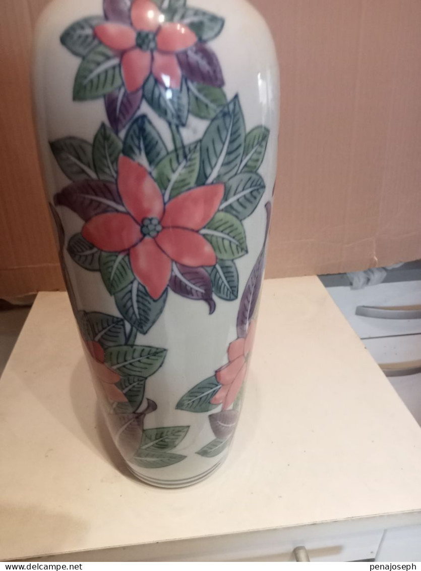 Vase Ancien En Porcelaine Hauteur 32 Cm Diamètre 13 Cm - Vases