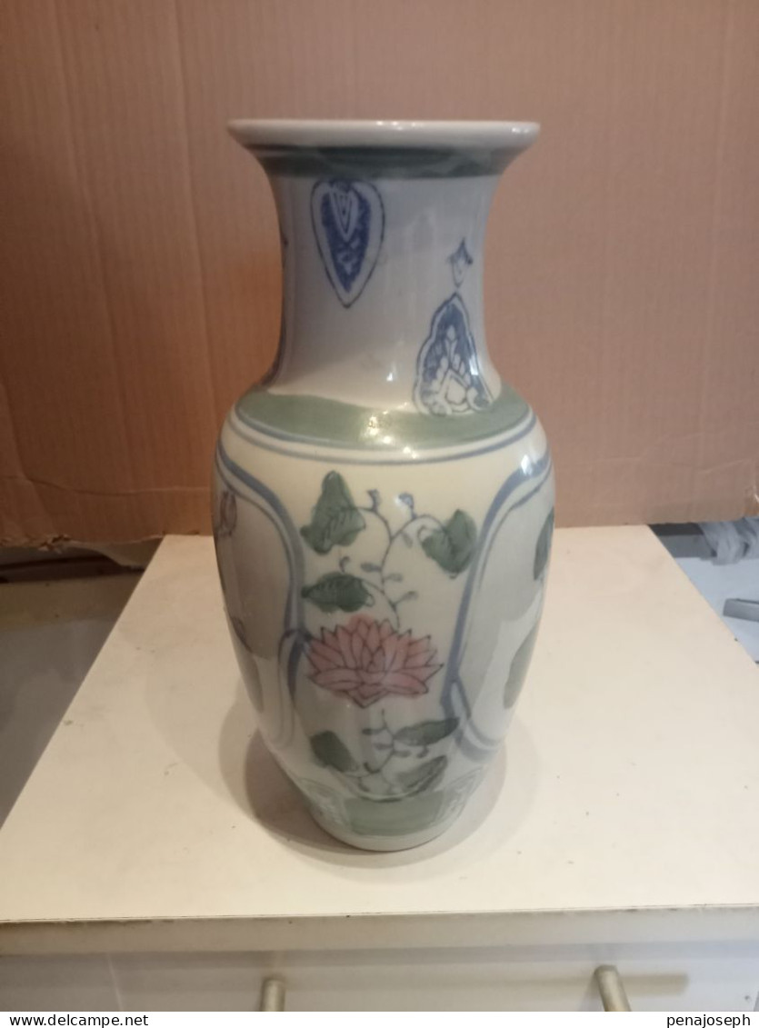 Vase Ancien En Porcelaine Hauteur 25,5cm Diamètre 12 Cm - Vasi