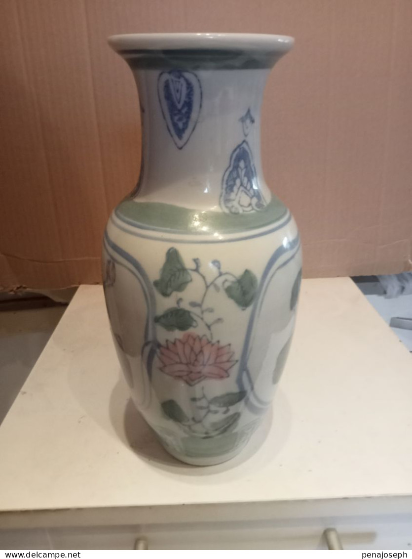 Vase Ancien En Porcelaine Hauteur 25,5cm Diamètre 12 Cm - Vazen