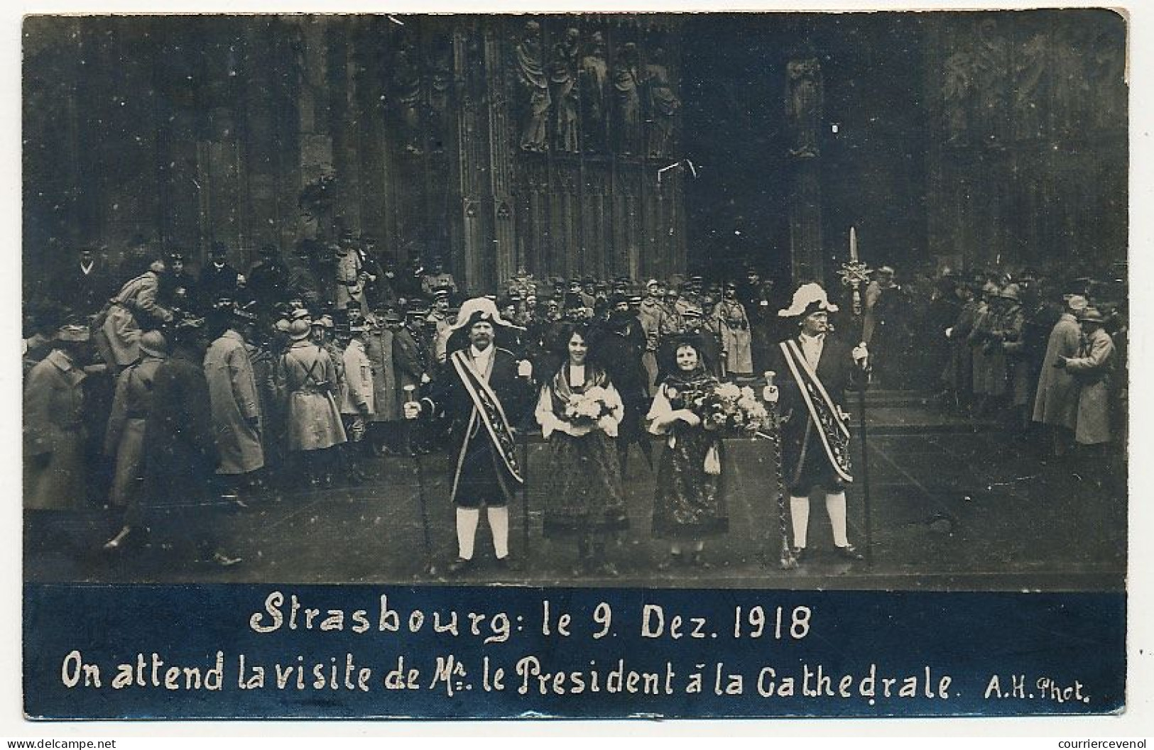 CPA Photo - STRASBOURG (Bas-Rhin) - Le 9 Dez 1918 - On Attend La Visite De Mr Le Président à La Cathédrale - Strasbourg