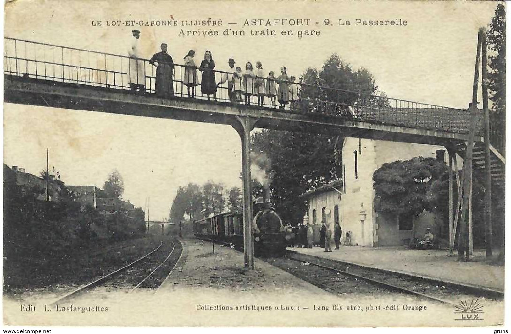Astaffort La Passerelle Arrivée D'un Train En Gare - Astaffort