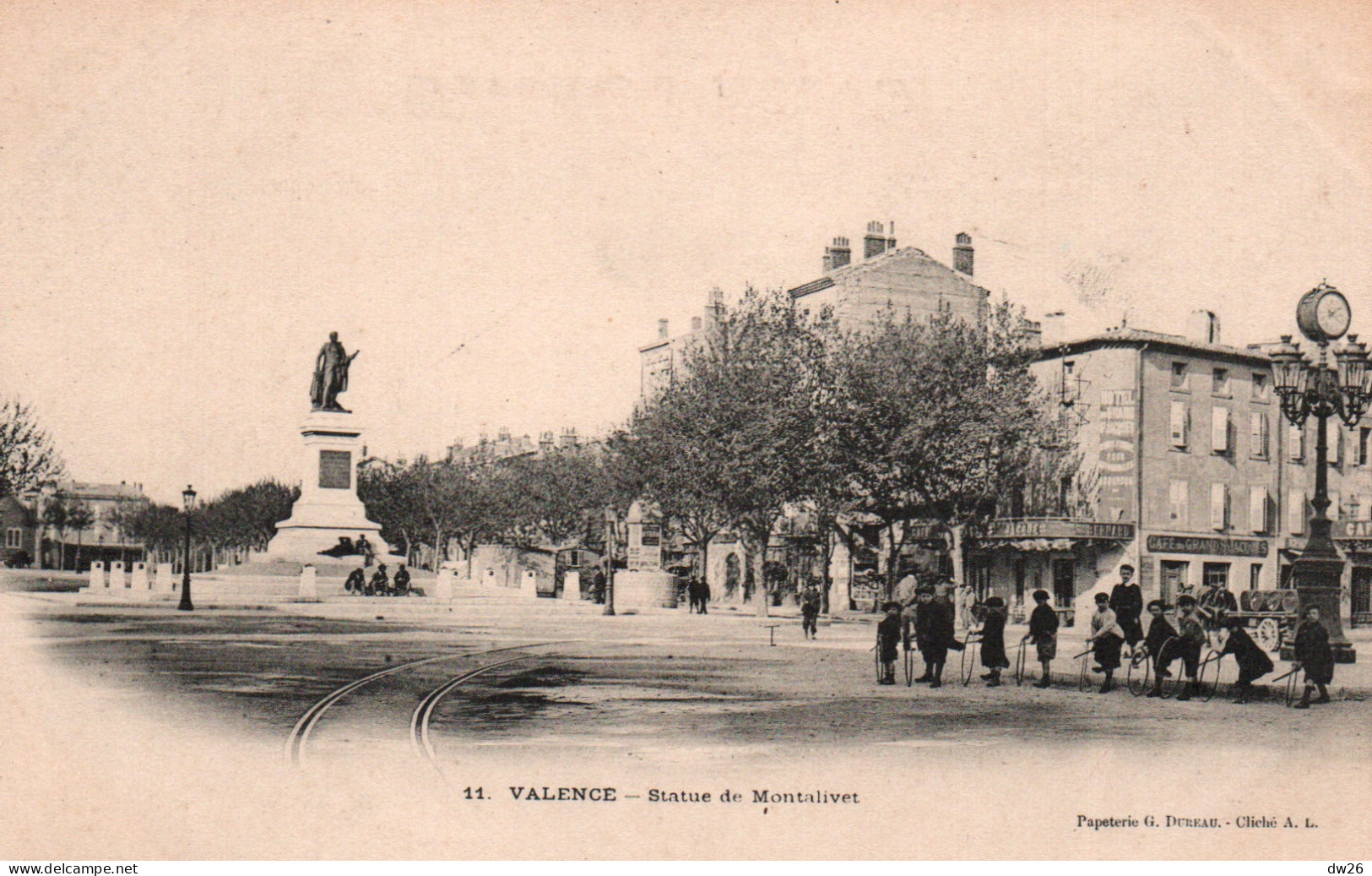 Valence - La Statue De Montalivet, Place Madier-Montjau, Enfants Avec Cerceau - Carte N° 11 Non Circulée - Valence