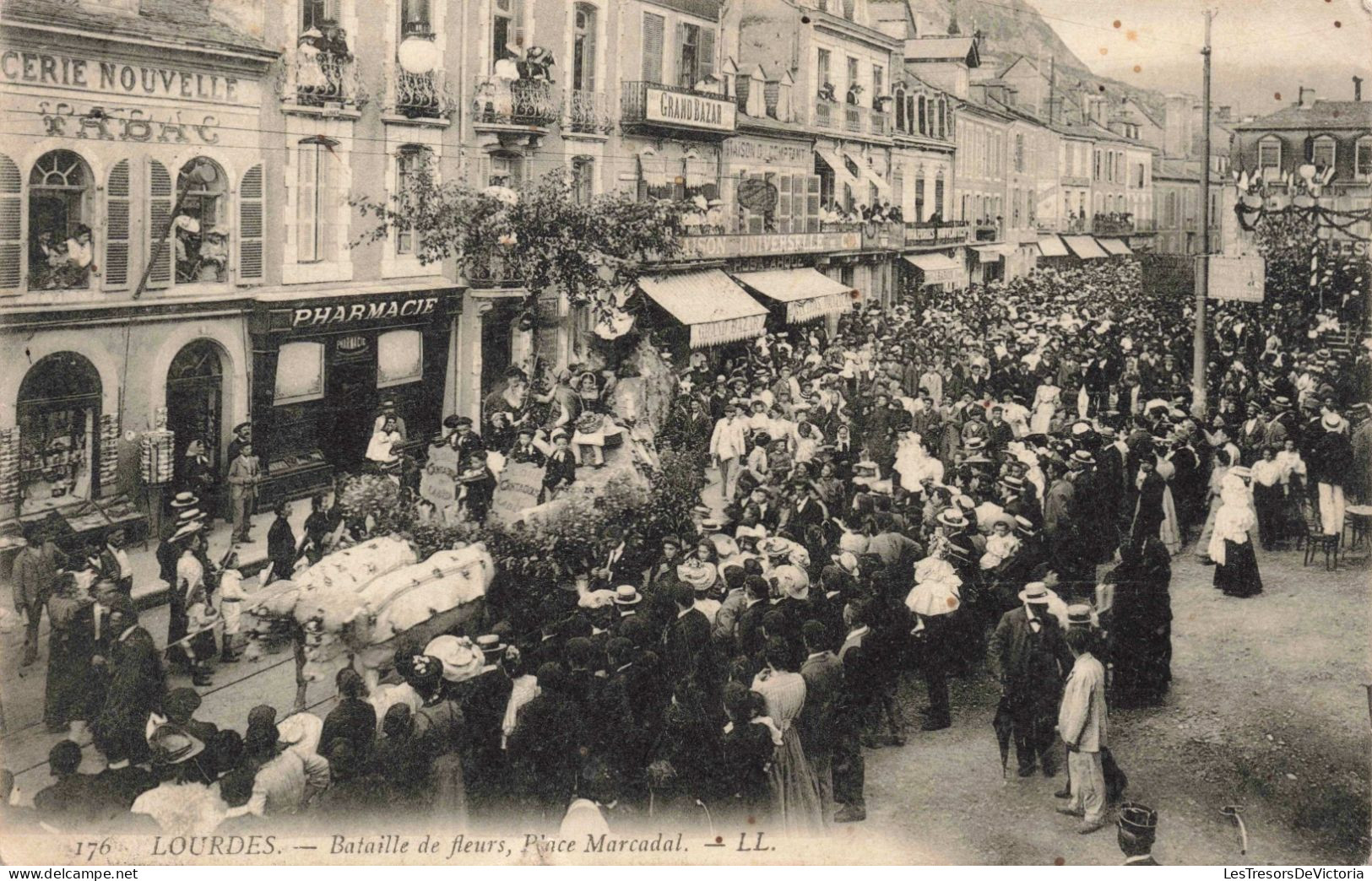 FRANCE - Lourdes - Bataille De Fleurs - Place Marcadal - Animé - Carte Postale Ancienne - L'Île-Bouchard