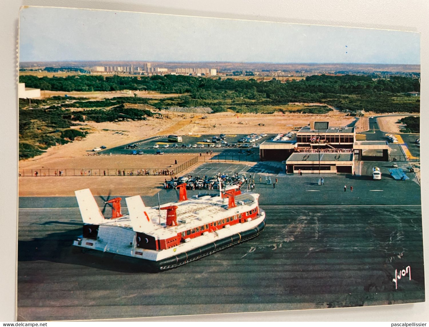 CPM - 62 - CALAIS - HOVERCRAFT  - AEROGLISSEUR Dans L' Hoverport - Luftkissenfahrzeuge