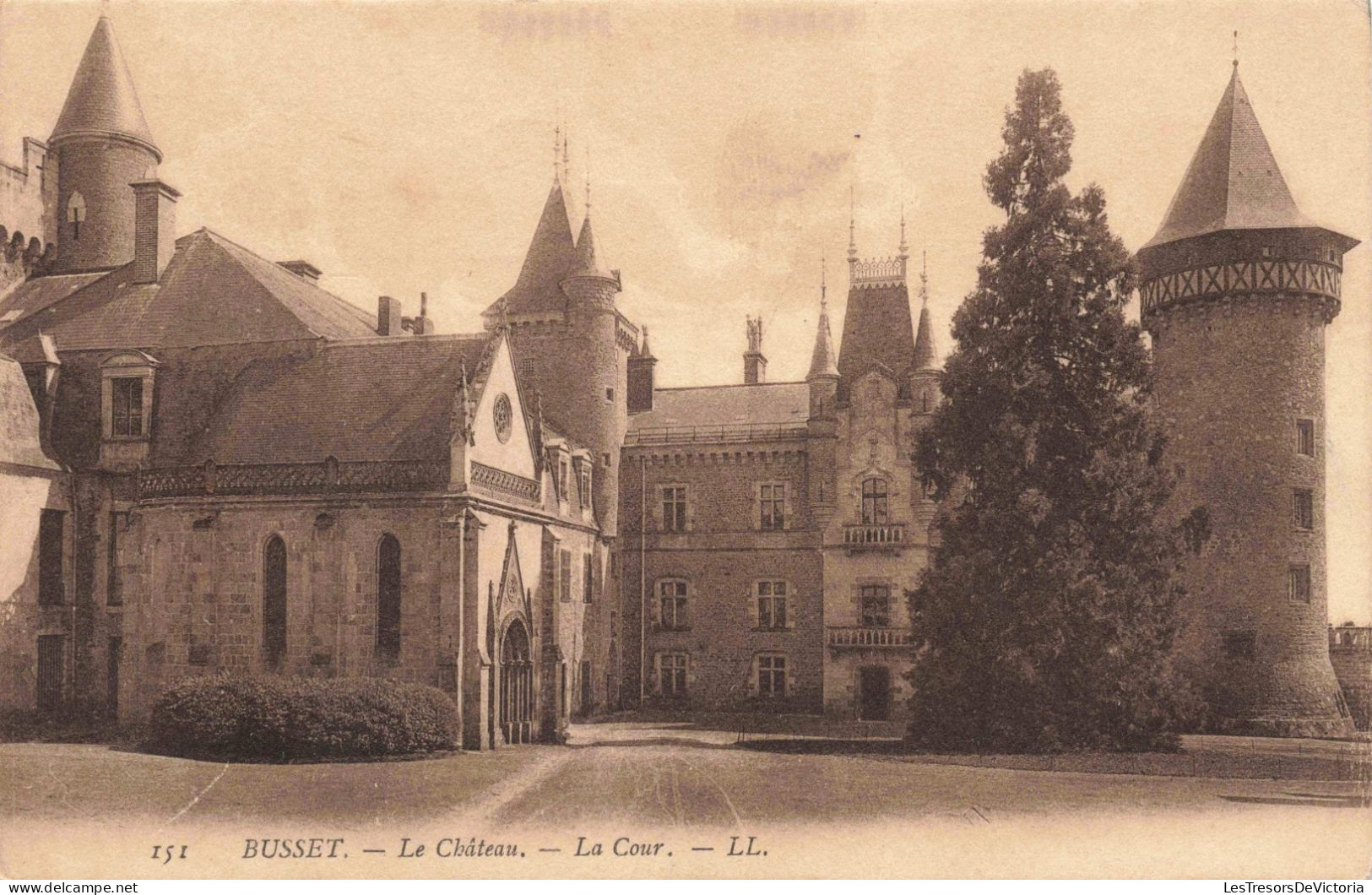 FRANCE - Busset - Le Château - La Cour - Carte Postale Ancienne - Vichy