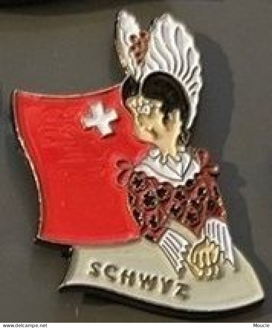 ASSOCIATION COSTUMES SUISSE - CANTON DE SCHWYZ  - FEMME PAYSANNE - SCHWEIZ - SWITZERLAND  -  (33) - Associations