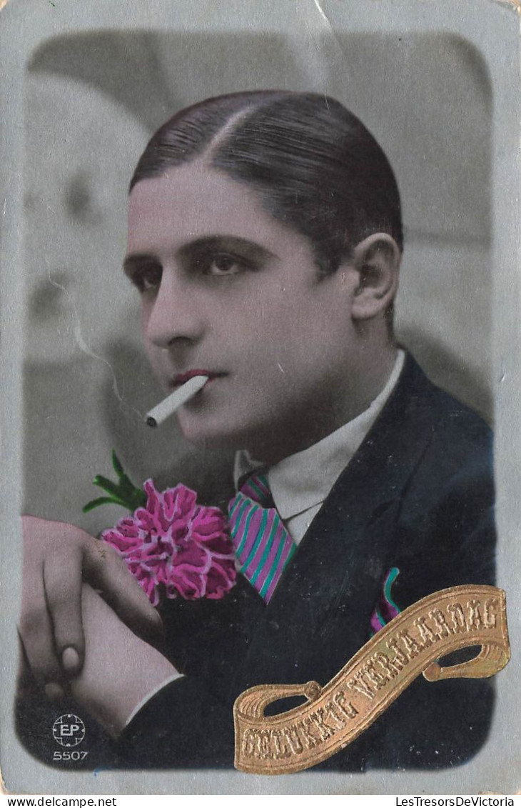 Fantaisie - GELUKKIG VERJAARDAG - Homme Fumant Une Cigarette - Colorisés  - Carte Postale Ancienne - Mannen