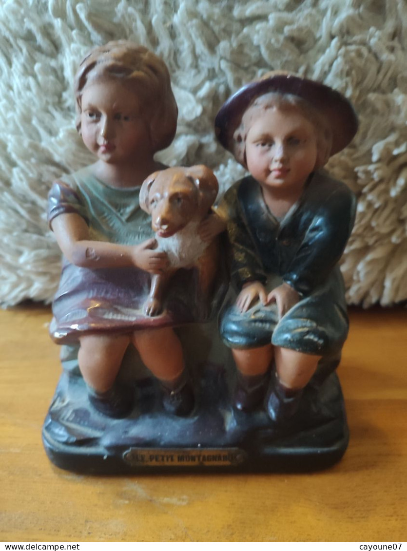 Sujet En Plâtre Polychrome Statue Garçon Et Fillette Avec Leur Chien Titrée "Le Petit Montagnard" - Plâtre