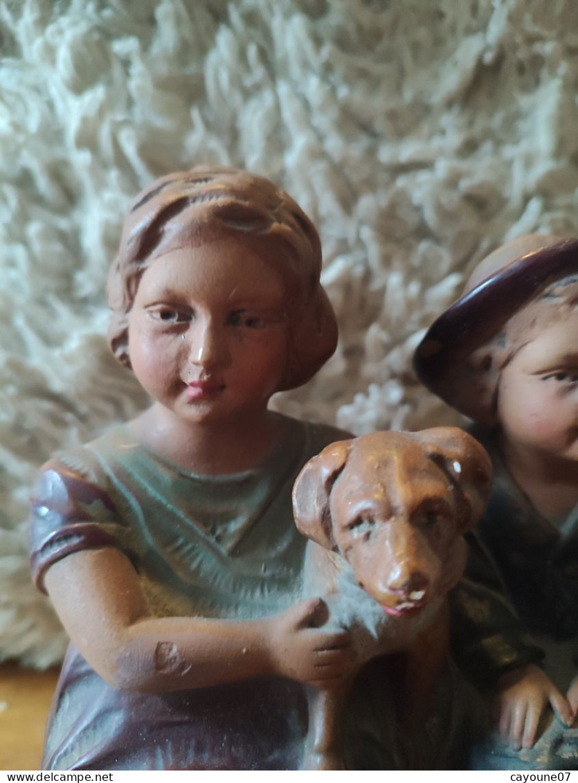 Sujet En Plâtre Polychrome Statue Garçon Et Fillette Avec Leur Chien Titrée "Le Petit Montagnard" - Escayola