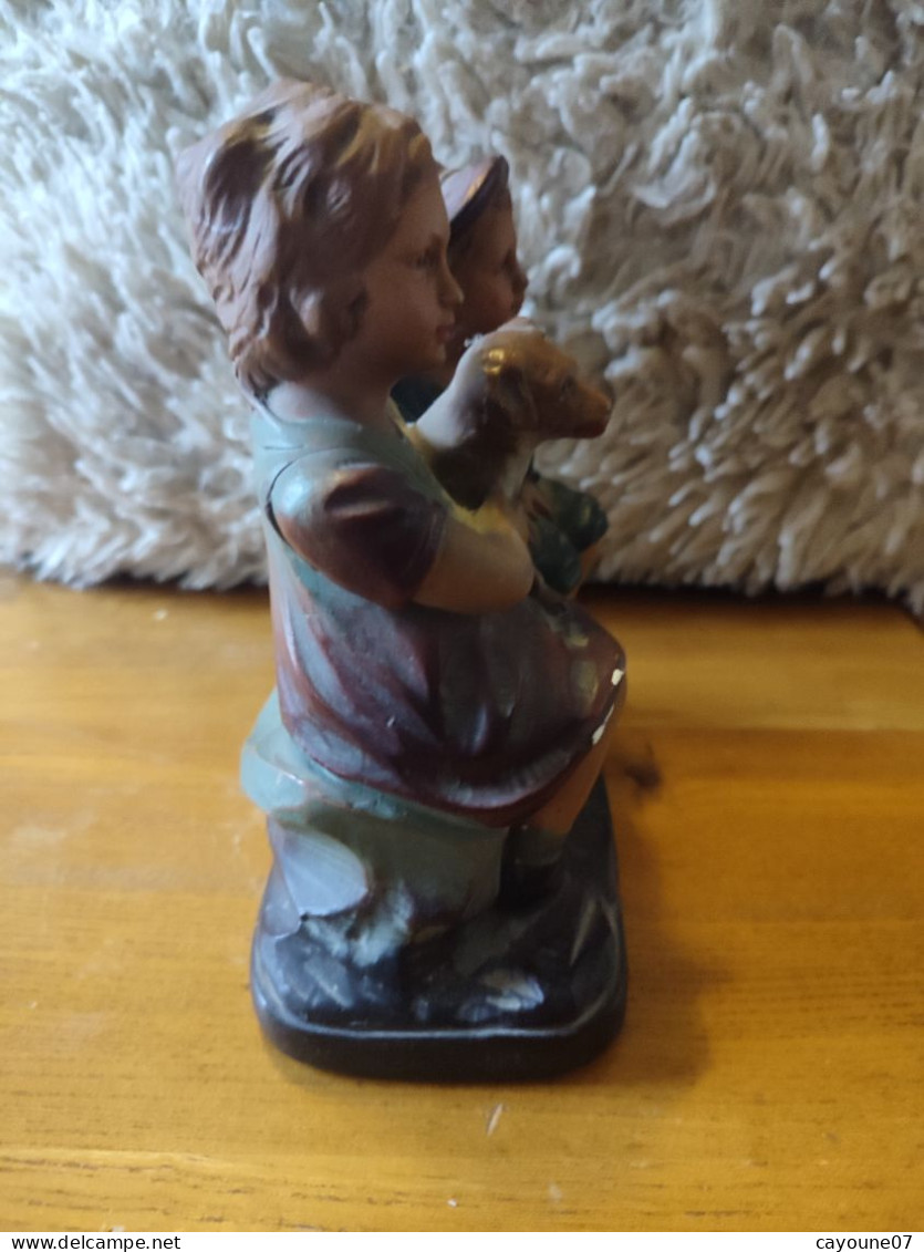 Sujet en plâtre polychrome statue garçon et fillette avec leur chien titrée "Le Petit Montagnard"