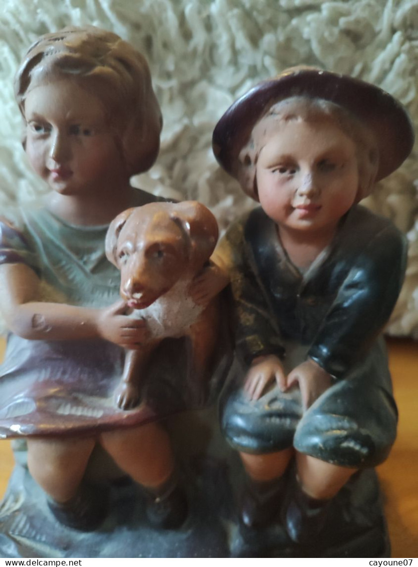 Sujet en plâtre polychrome statue garçon et fillette avec leur chien titrée "Le Petit Montagnard"