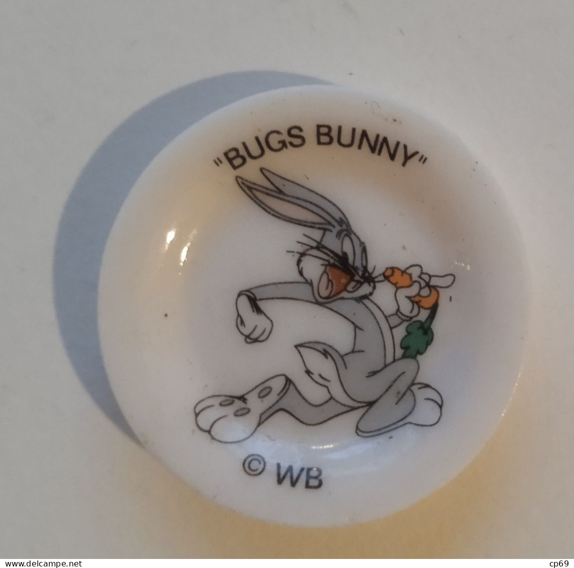 Fève Looney Tunes Bugs Bunny Lapin Rabbit Conejo Coniglio 兔子 Warner Bros Format 3 Cm X 3 Cm En TB.Etat - Cartoons