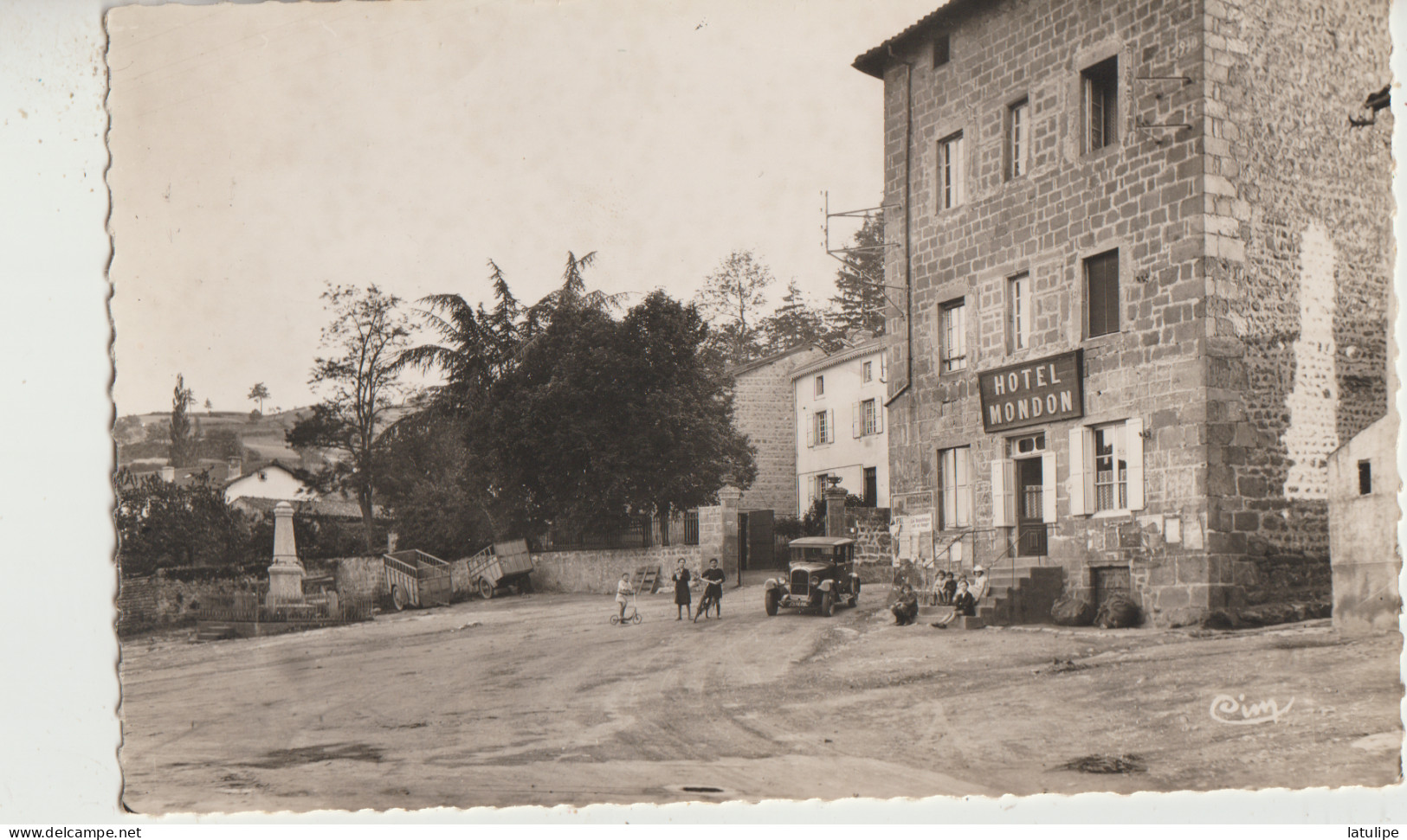 Saint-Jean-Soleymieux  42  Carte Glacée Circulée Timbrée  La Place Animée Du Monument Aux Morts Voiture  L'Hotel  MONDON - Saint Jean Soleymieux