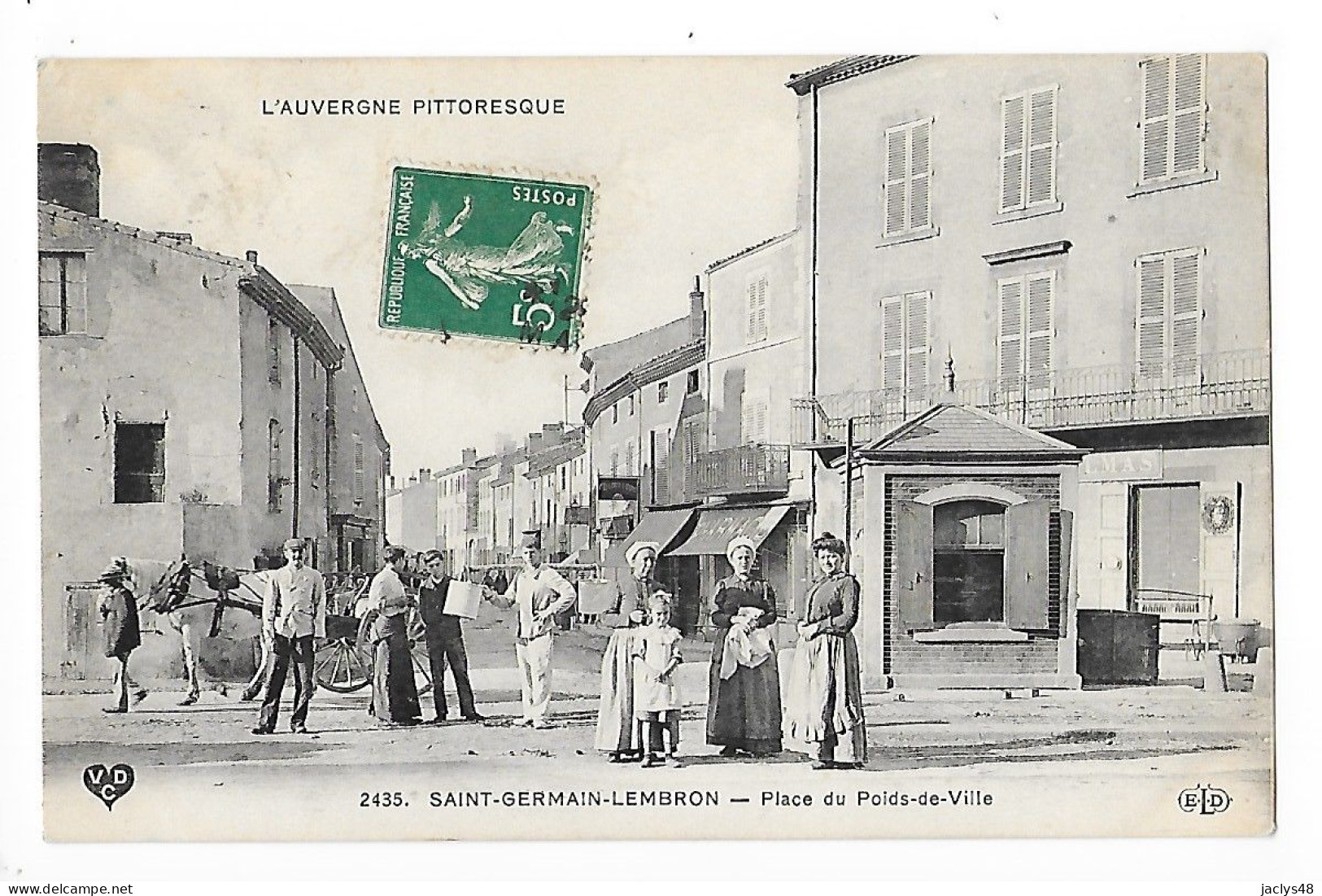 SAINT-GERMAIN-LEMBRON  (cpa 63)  Place Du Poids De Ville - Animation - - Saint Germain Lembron