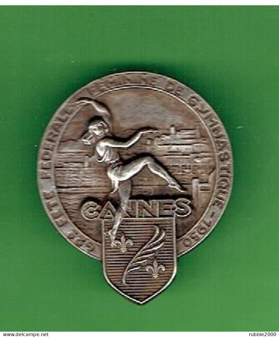 MEDAILLE METAL 1950 GRANDE FETE FEDERALE FEMININE DE GYMNASTIQUE A CANNES ALPES MARITIMES FABRICANT DRAGO GYMNASTE - Ginnastica