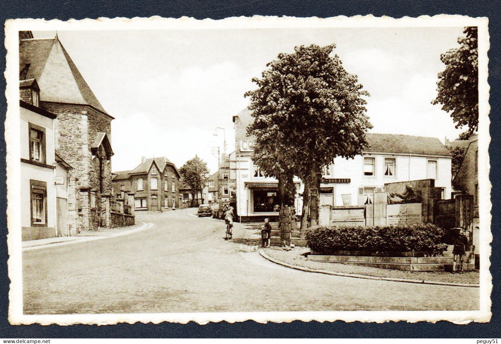 Gedinne. Grand' Place. Monument Aux Morts 1914-18 Et 1940-45. Photographe. Boucherie-Charcuterie. Magasin Delaite - Gedinne