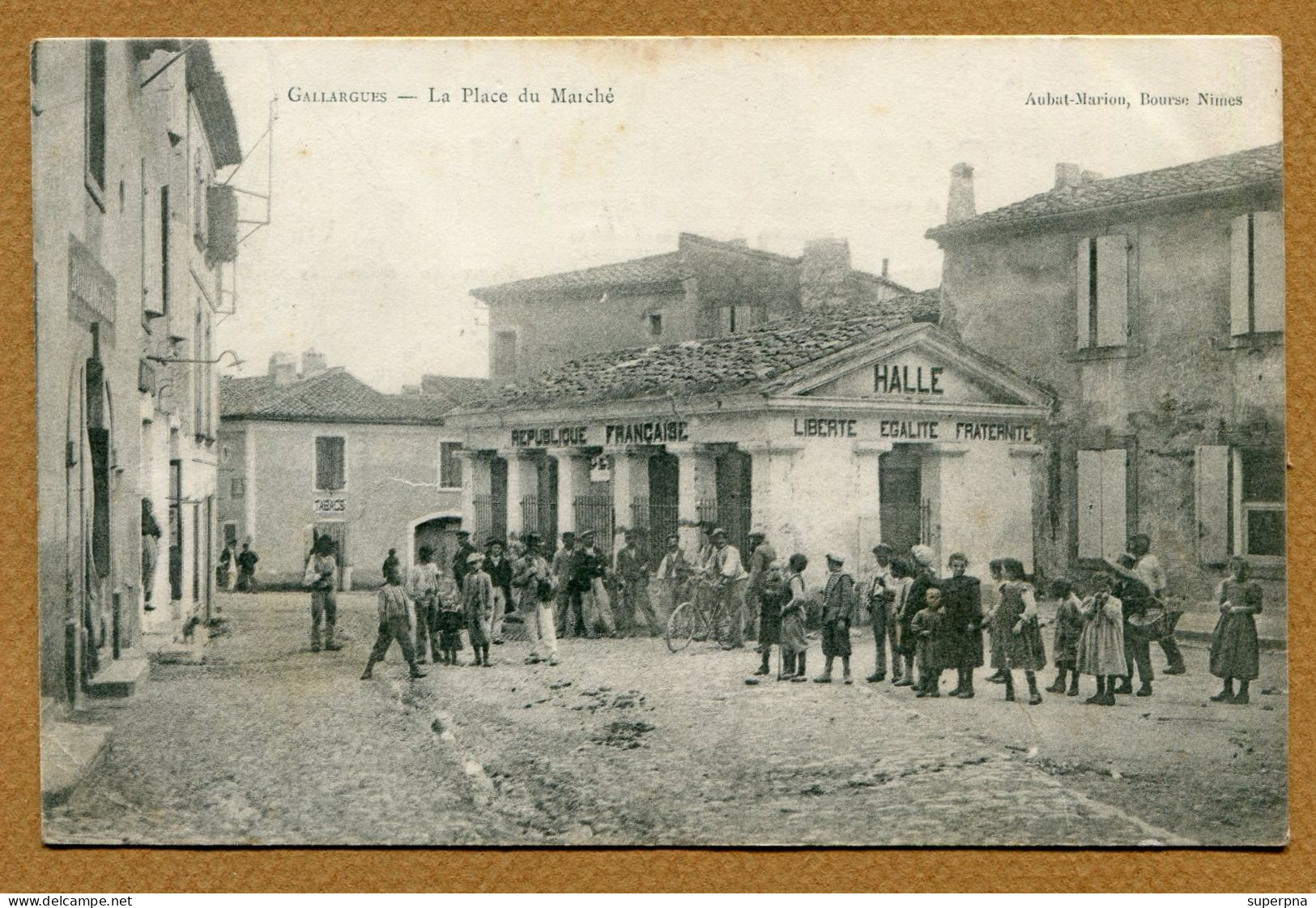 GALLARGUES  (30)  : " LA PLACE DU MARCHE " - Gallargues-le-Montueux