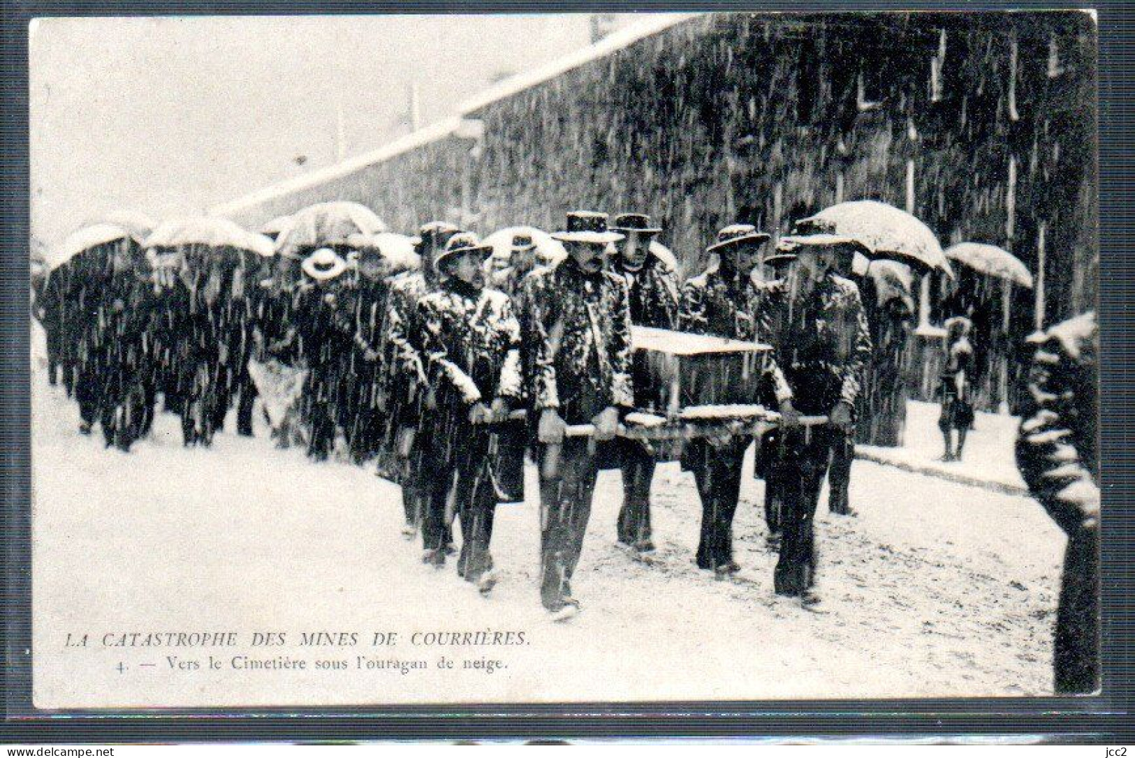 Catastrophe - Des Mines De Courrières - Cimetière Sous L'ouragan De Neige - Katastrophen