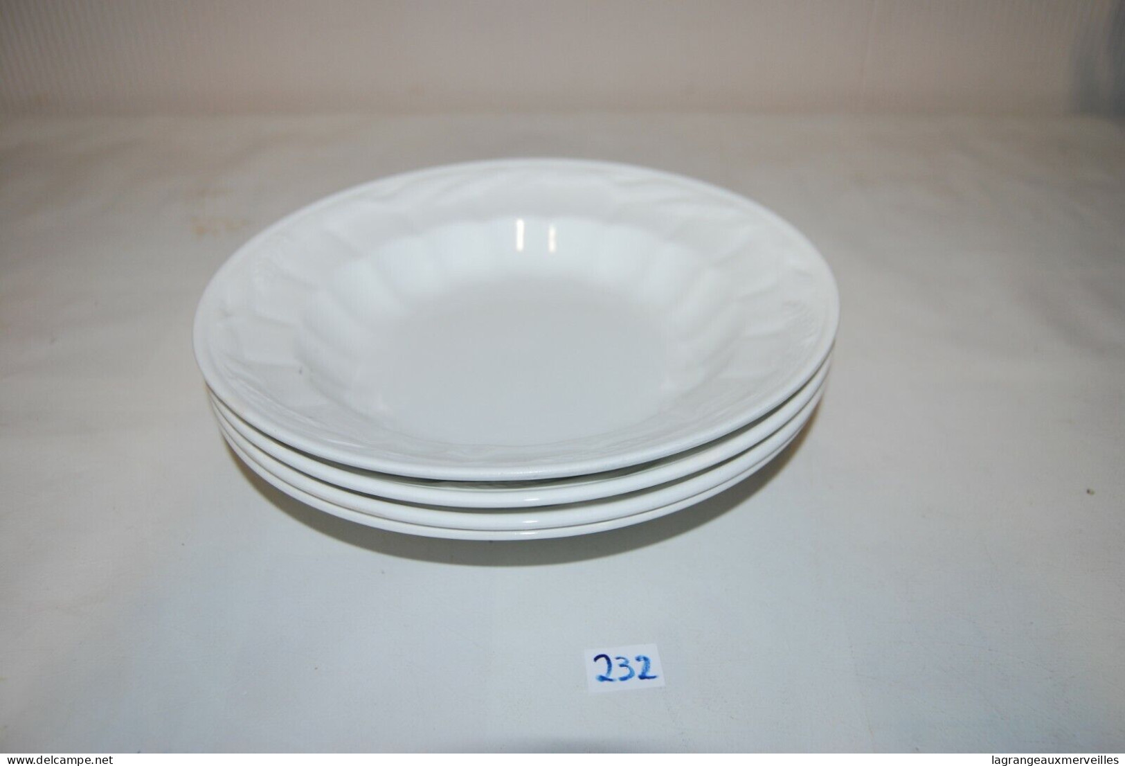 C232 3 Anciennes Assiettes Blanches - Boch BFK - Plates