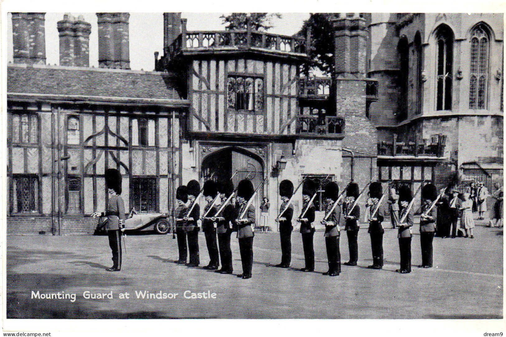 ANGLETERRE - Mounting Guard At Windsor Castle - Windsor Castle