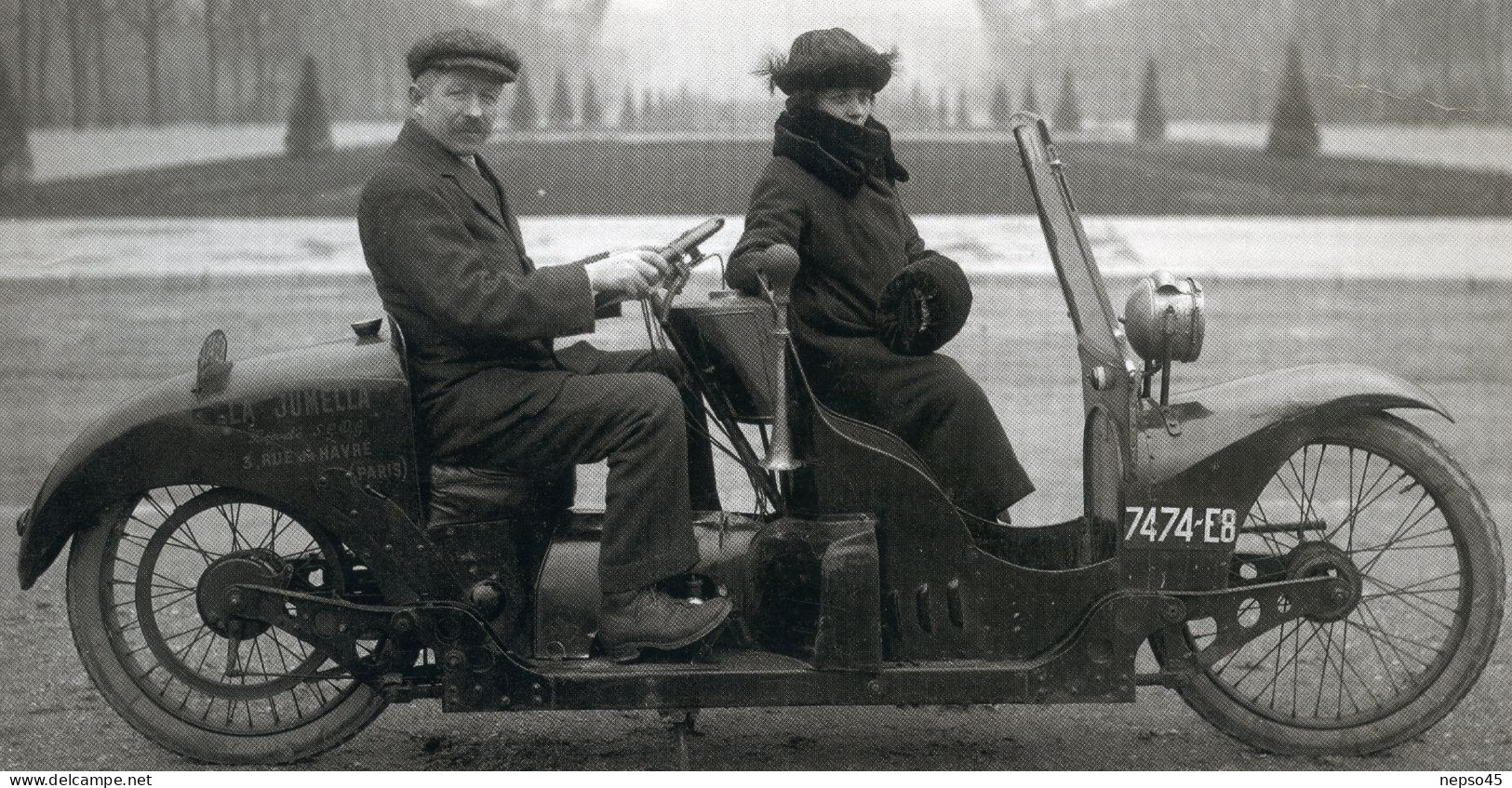 Photographie,format Agrandi écrite En 2012. LA JUMELLA  Ancienne Moto Biplace Au Champ-de Mars.conçu à Paris époque 1922 - Automobili