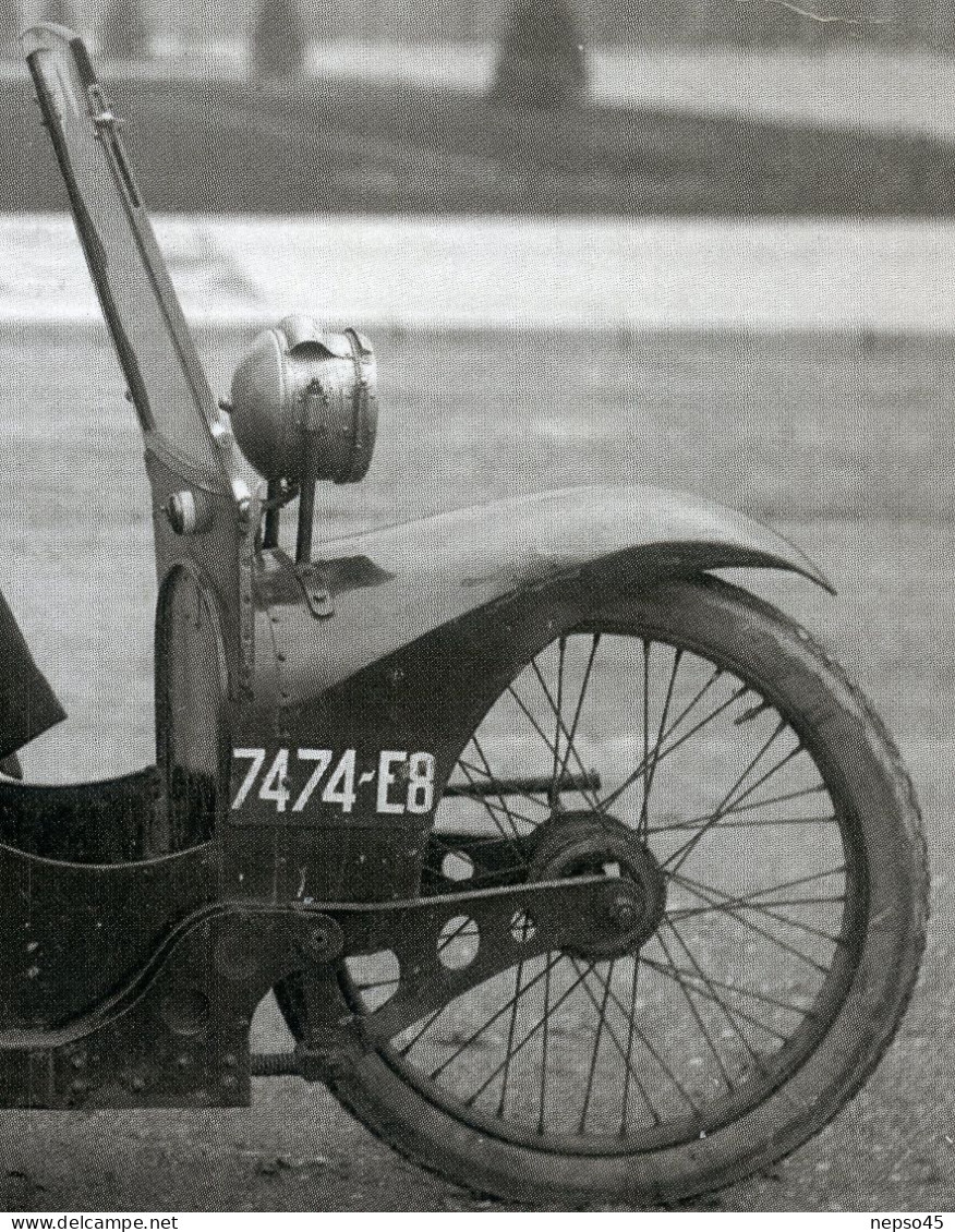 Photographie,format Agrandi écrite En 2012. LA JUMELLA  Ancienne Moto Biplace Au Champ-de Mars.conçu à Paris époque 1922 - Auto's