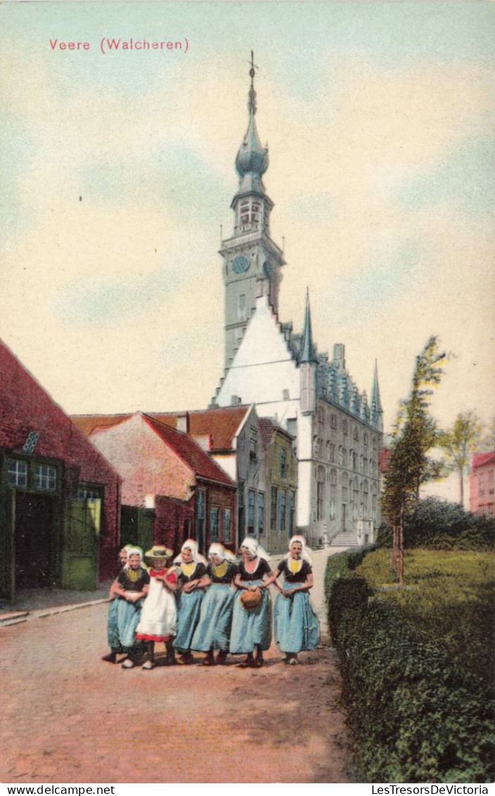 Pays-bas - Veere - Walcheren - Hollandaise Devant Une église - Colorisé - Clocher  - Carte Postale Ancienne - Veere