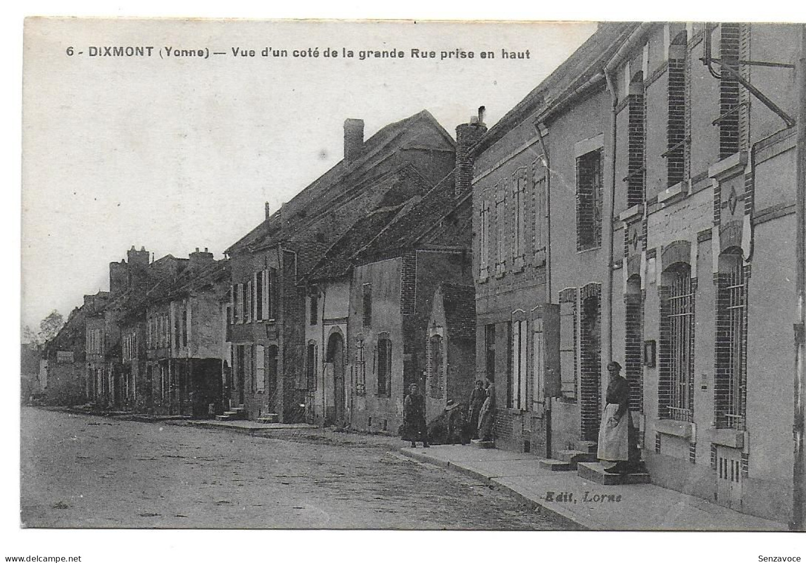 Dixmont - Vue D'un Côté De La Grande Rue Prise En Haut - Dixmont