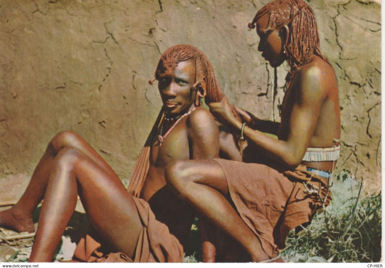 AFRIQUE _ KENYA - NAIROBI - HOMME ET FEMME COIFFE TRESSE - SCENE DE COIFFURE - MASAI MEN - Kenya