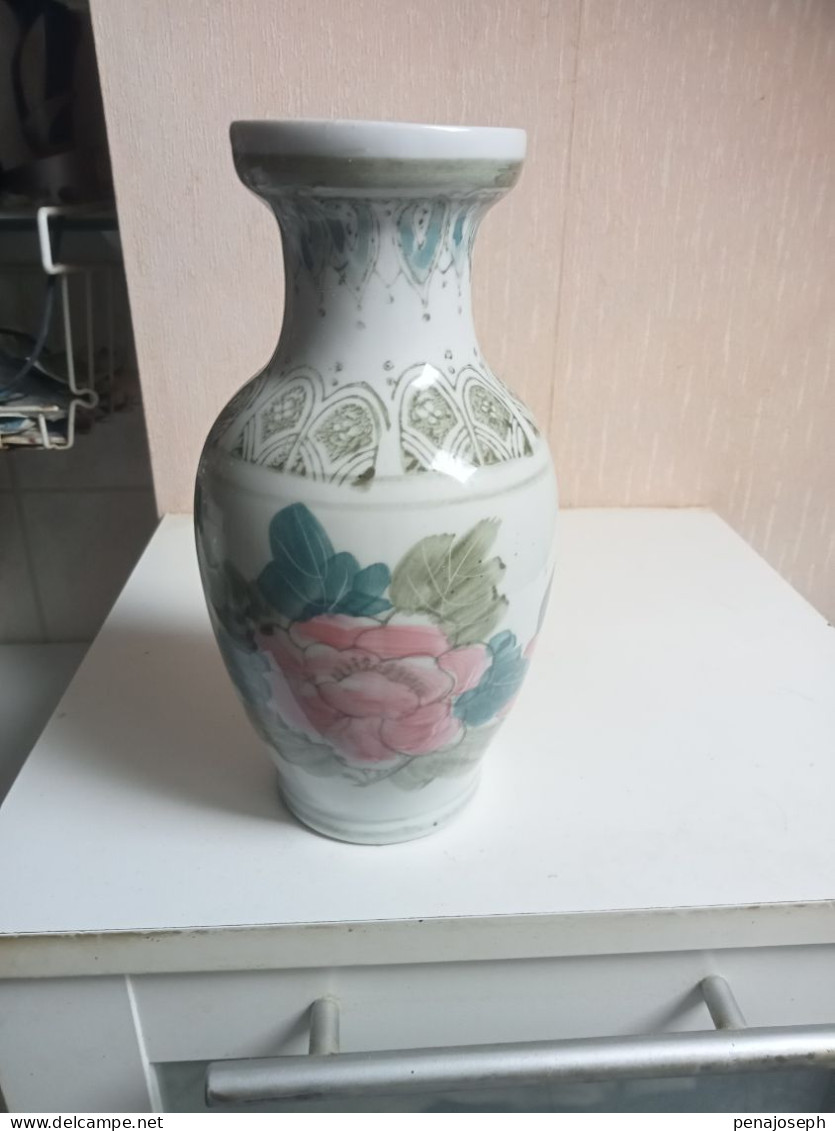 Vase Ancien En Porcelaine Hauteur 21 Cm Diamètre 11 Cm - Vazen