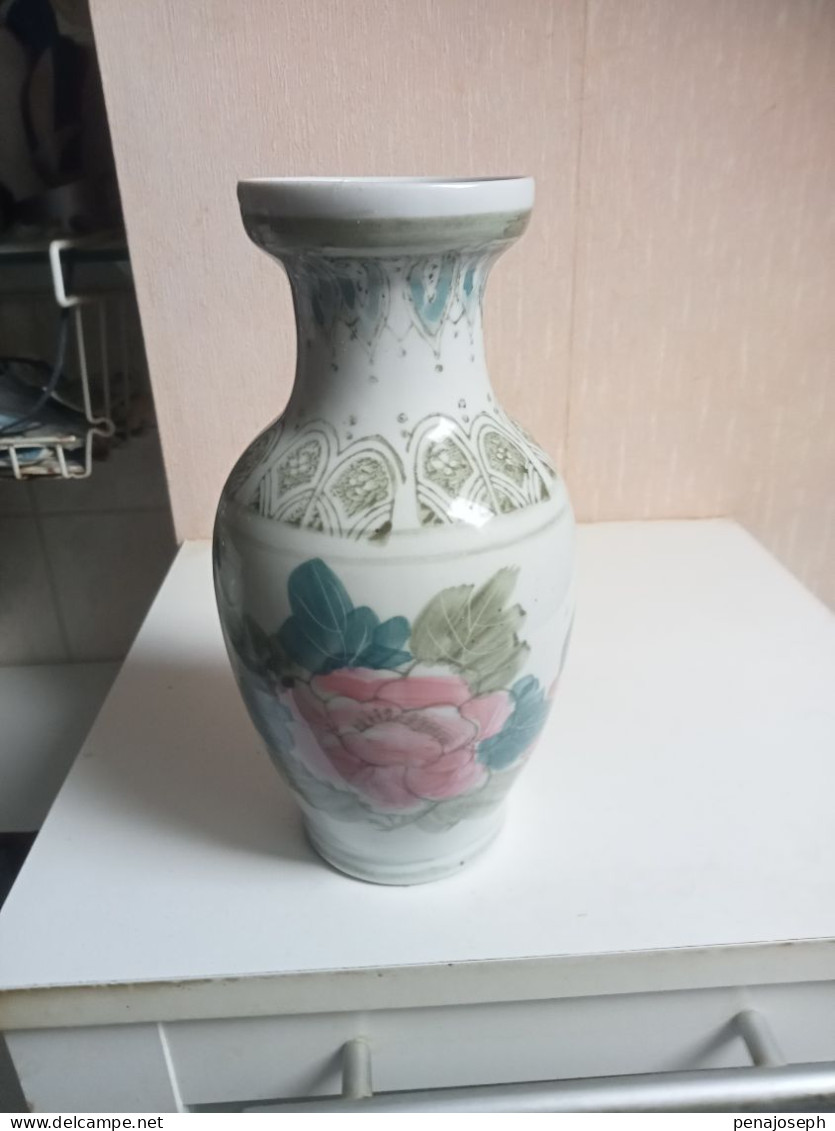 Vase Ancien En Porcelaine Hauteur 21 Cm Diamètre 11 Cm - Vases