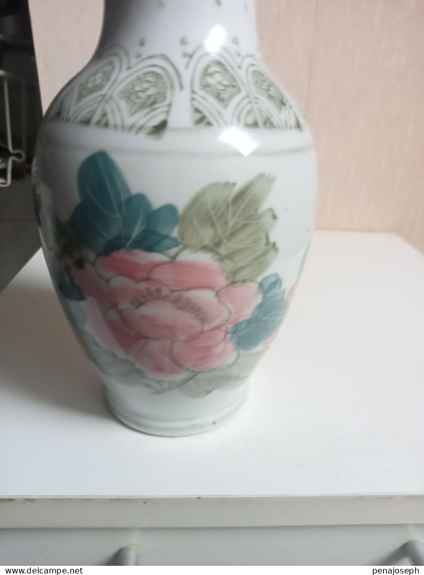 Vase Ancien En Porcelaine Hauteur 21 Cm Diamètre 11 Cm - Vases