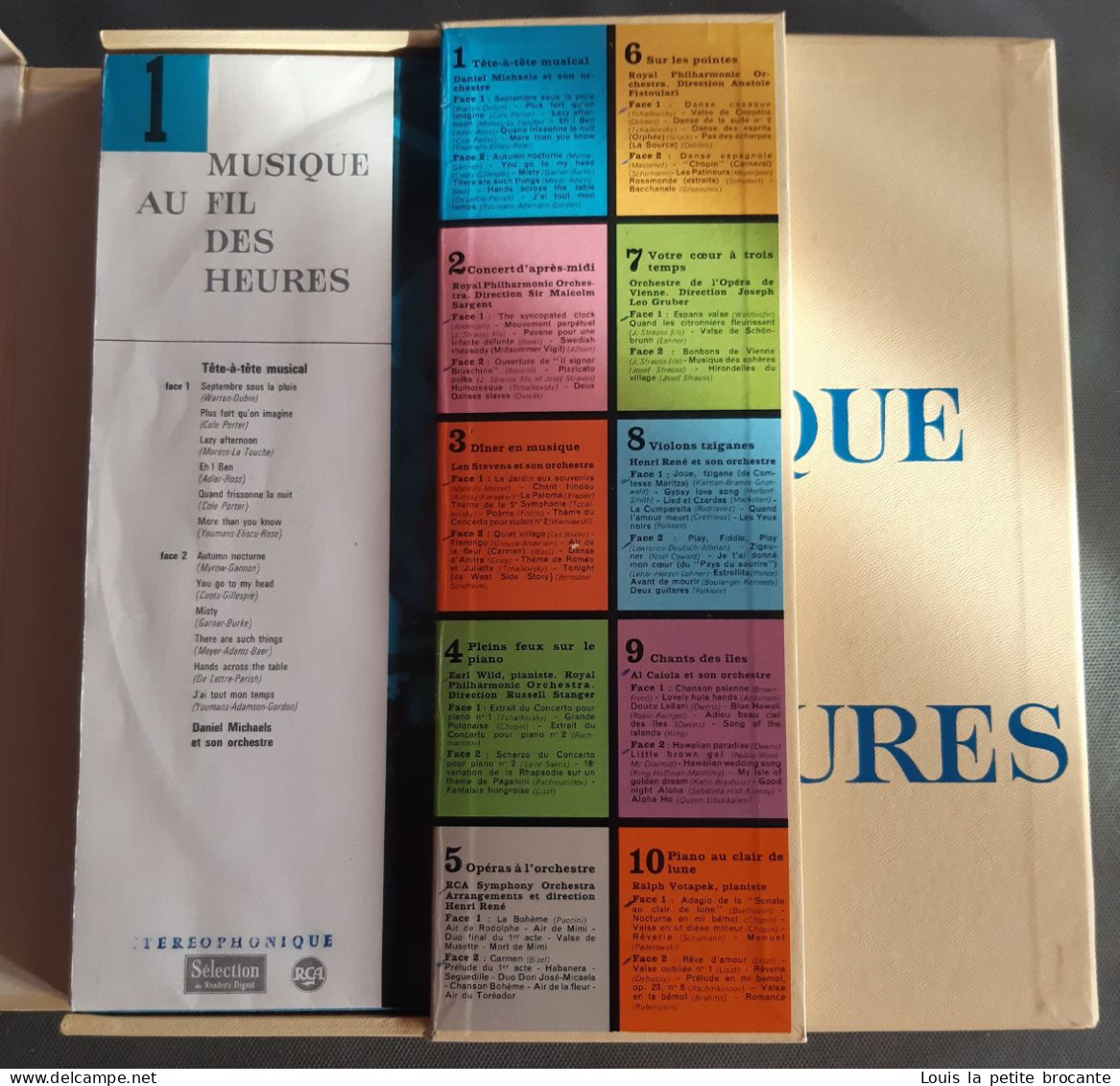 Coffret De 10 Disques "Musique Au Fil Des Heures". 33 Tours Stéréo. RCA , Sélection Du Reader's Digest. 33cm X 33cm X4cm - Collections Complètes