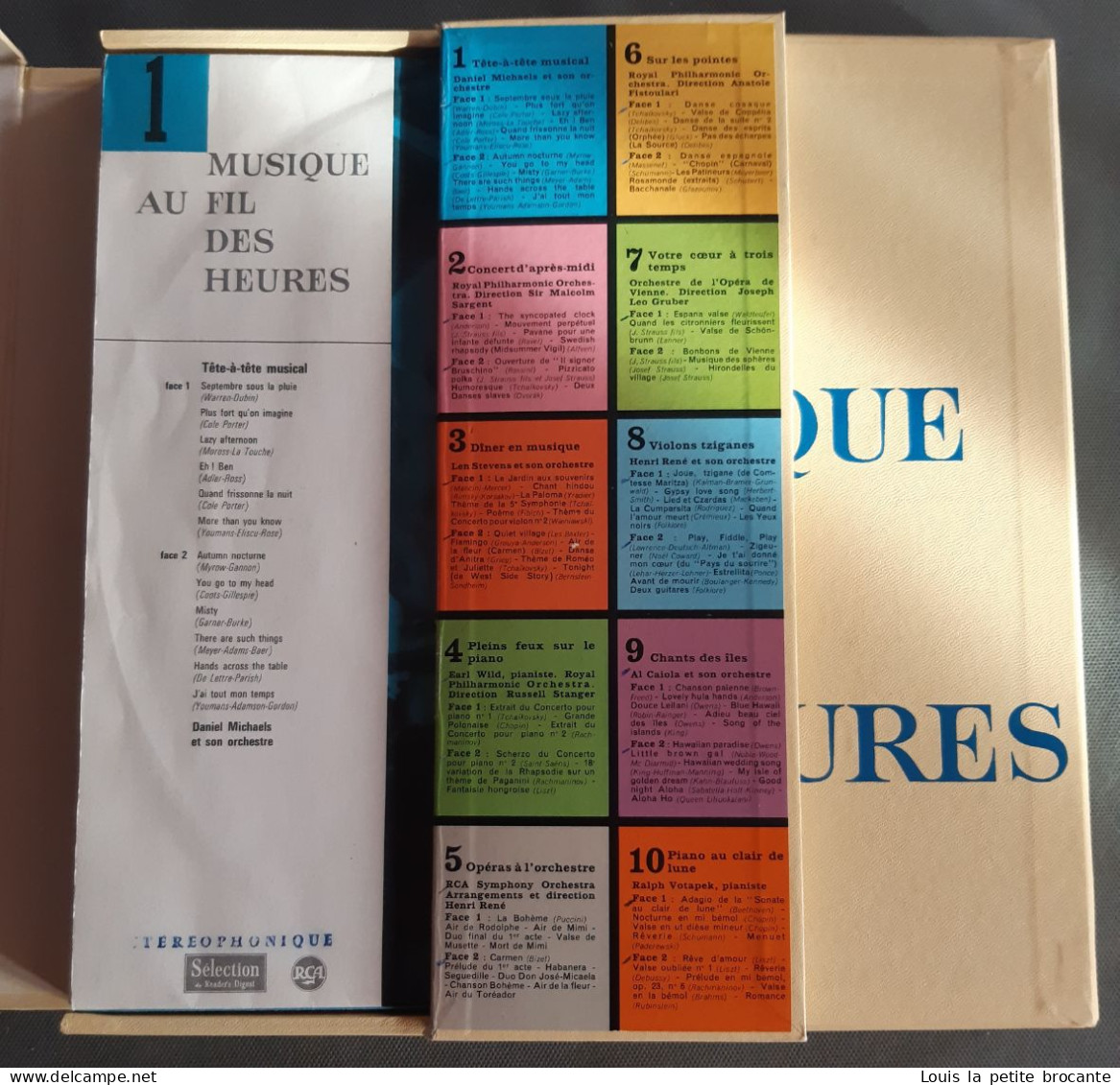 Coffret De 10 Disques "Musique Au Fil Des Heures". 33 Tours Stéréo. RCA , Sélection Du Reader's Digest. 33cm X 33cm X4cm - Complete Collections