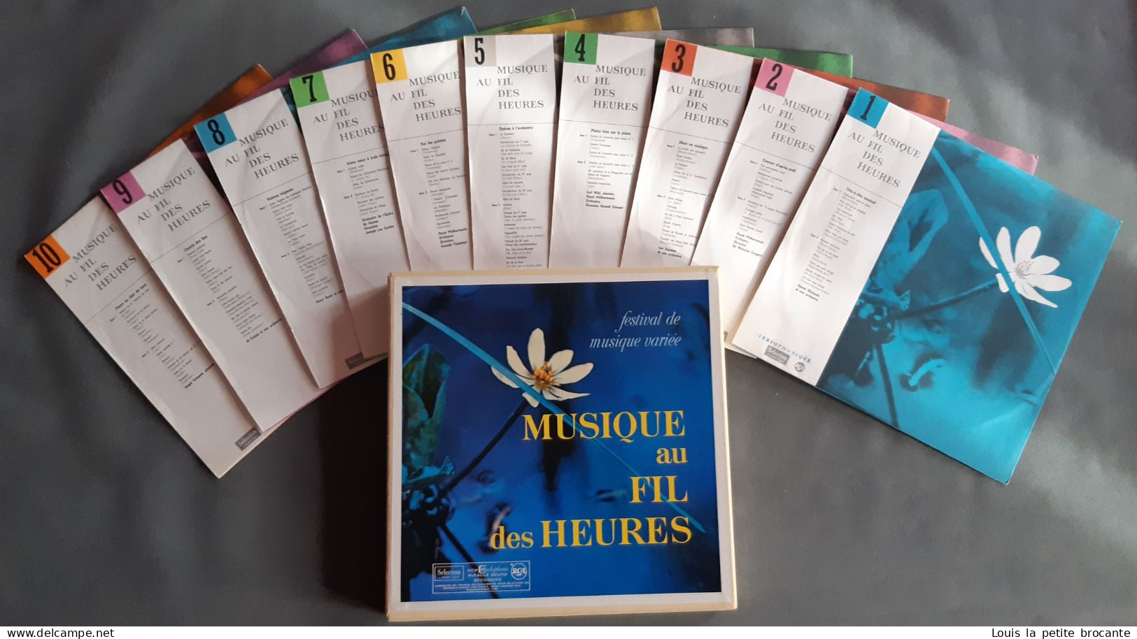 Coffret De 10 Disques "Musique Au Fil Des Heures". 33 Tours Stéréo. RCA , Sélection Du Reader's Digest. 33cm X 33cm X4cm - Volledige Verzamelingen