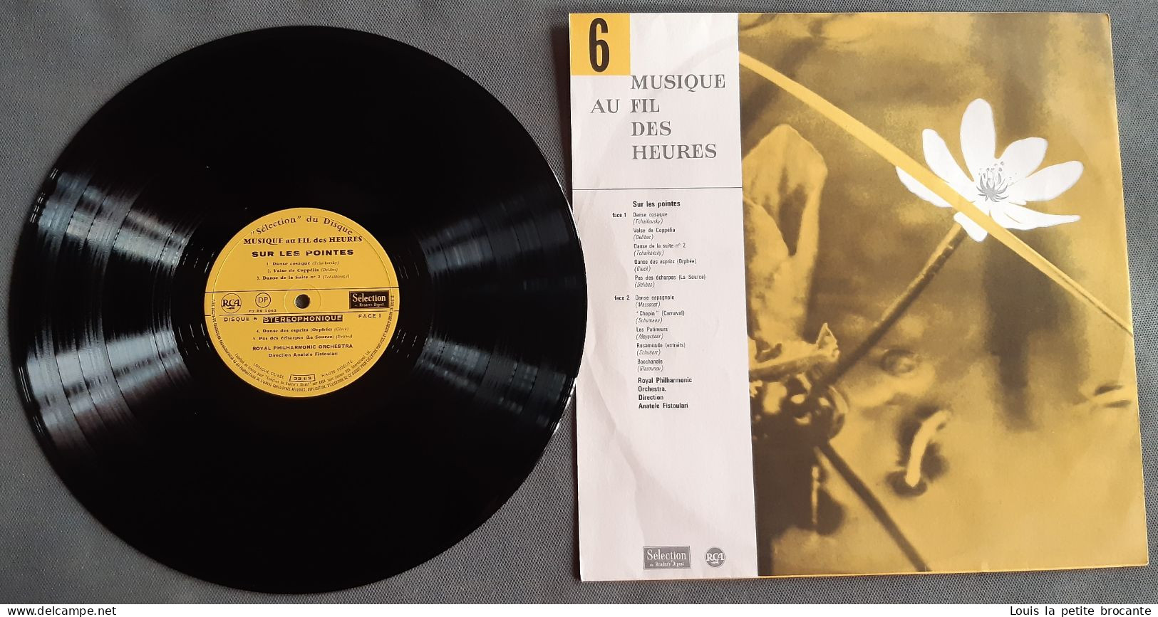 Coffret de 10 disques "Musique au Fil des Heures". 33 tours stéréo. RCA , Sélection du Reader's Digest. 33cm x 33cm x4cm