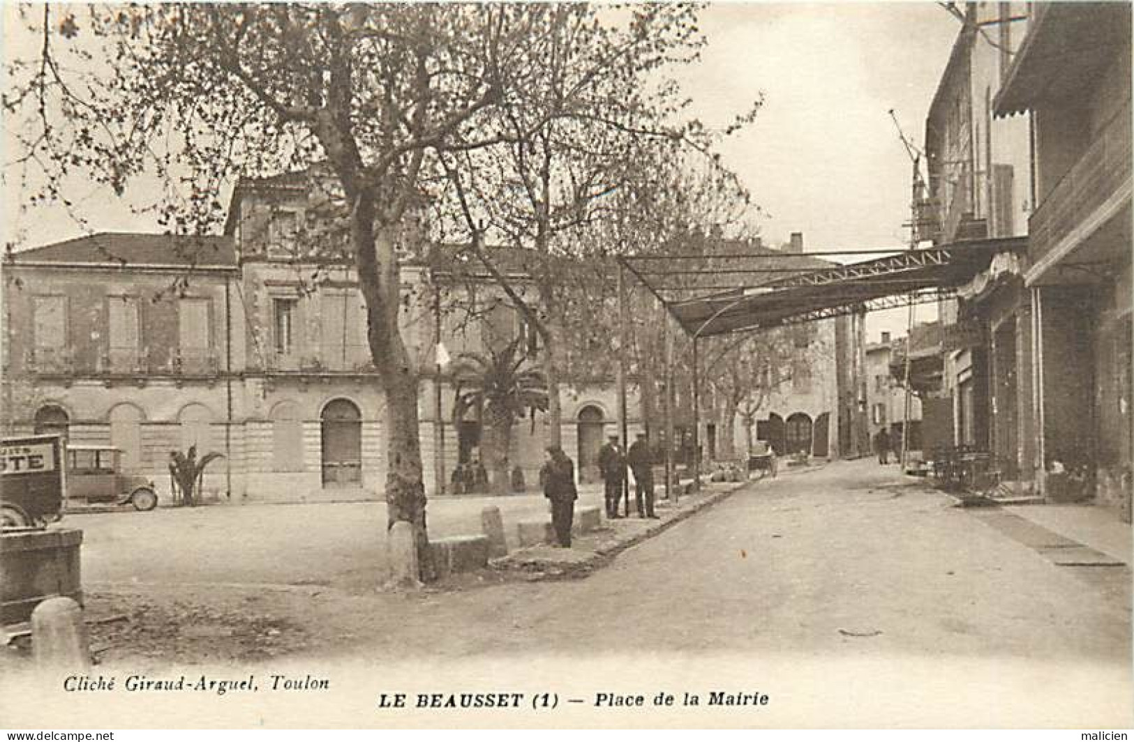 -dpts Div.-ref-BL227- Var - Le Beausset (1)  - Place De La Mairie - - Le Beausset