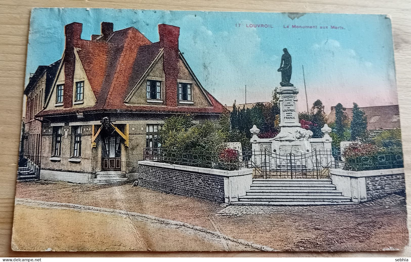 CPA Le Monument Aux Morts En Couleurs - Louvroil