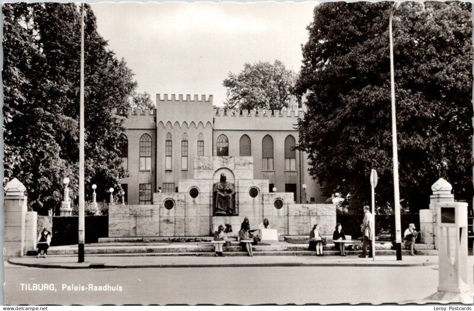 Paleis-Raadhuis Met Volk, Tilburg 1965 (NB) - Tilburg