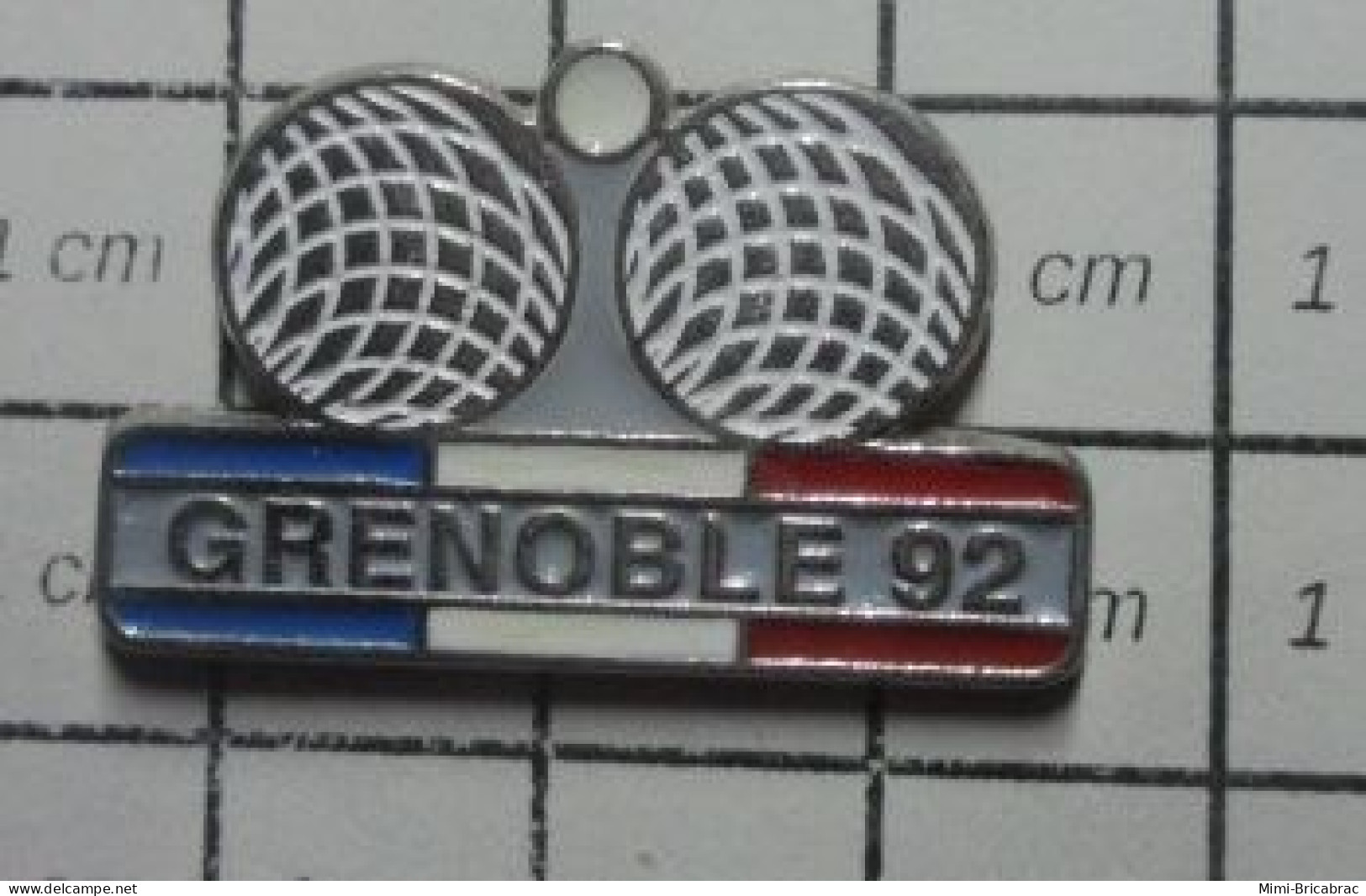 1515A Pin's Pins / Beau Et Rare / SPORTS / PETANQUE GRENOBLE CHAMPIONNAT DE FRANCE 92 - Pétanque