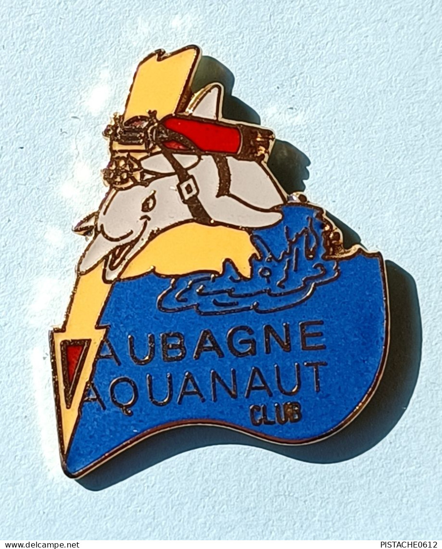 Pin's Plongée Aubagne Aquanaut Club - Dauphin Signé Winner - Tauchen