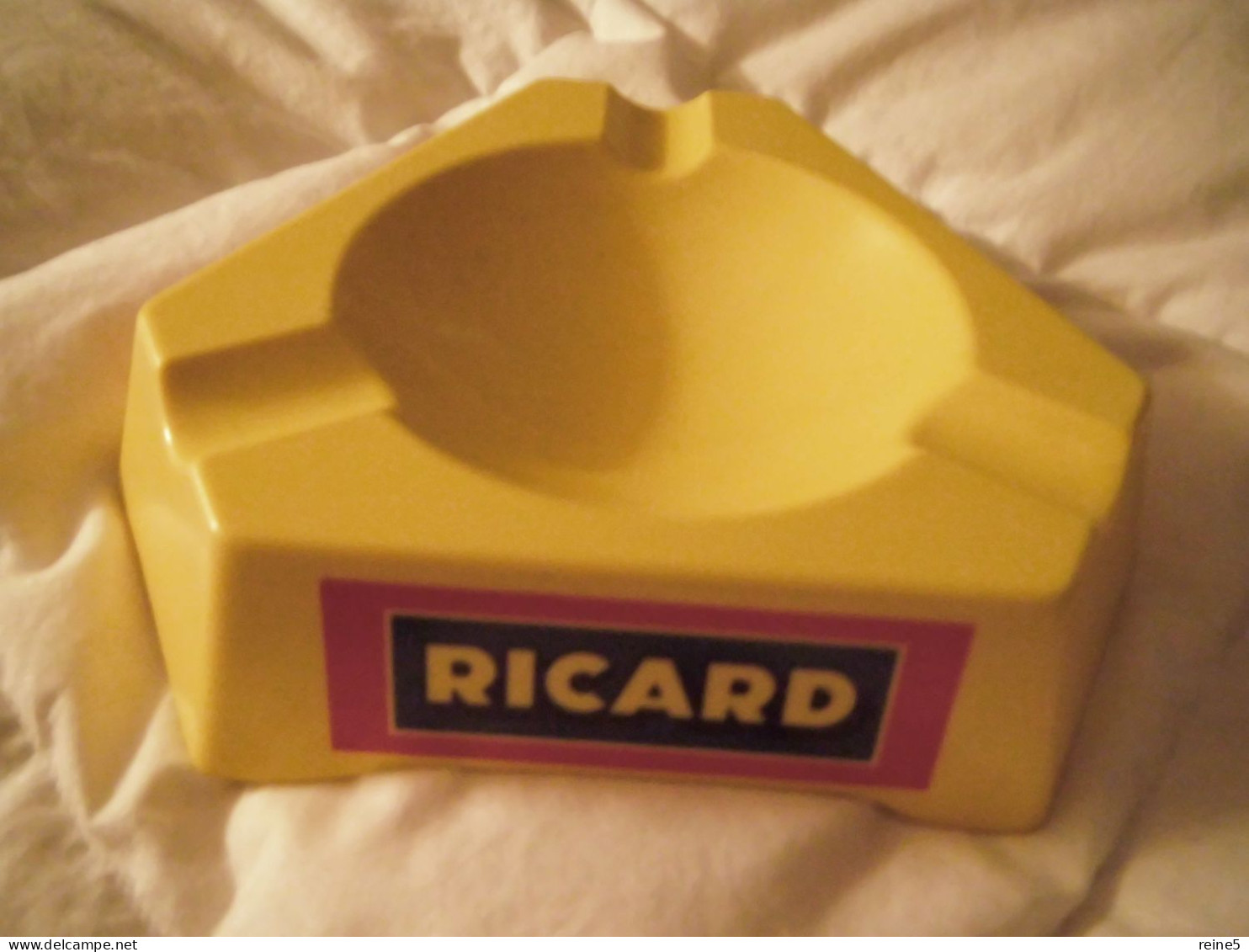 RICARD En FORME TRIANGULAIRE JAUNE En PLASTIQUE Année 1960 -VINTAGE -SANS AUCUN ECLAT -EXCELLENT ETAT  -REF -0-1-2422 - Alkohol