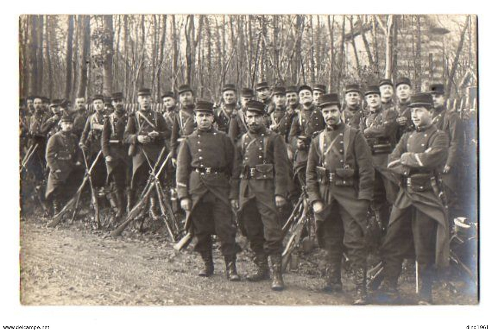 CPA 3470 - MILITARIA - Carte Photo Militaire - Un Groupe De Soldats En Tenue De Campagne En Forêt De FONTAINEBLEAU - Characters