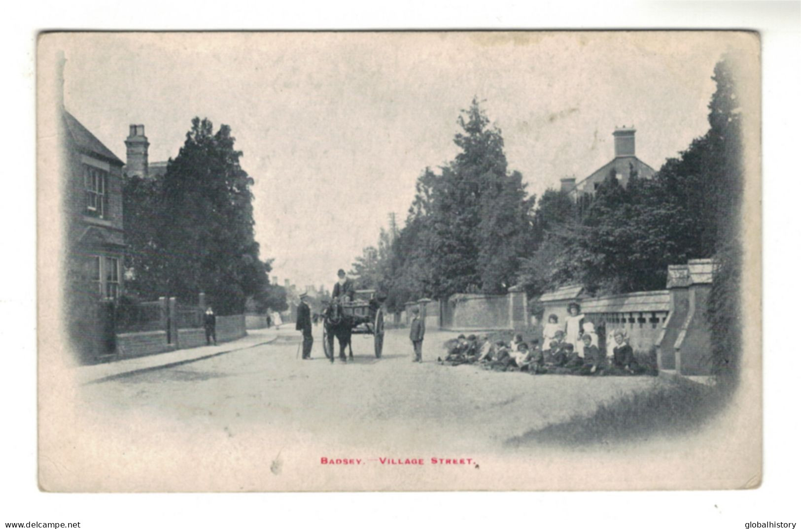 DH1620 - UK - WORCHESTER - BADSEY - VILLAGE STREET - KIDS SITTING ON THE GROUND - Worcester