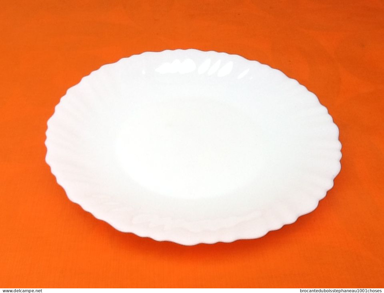 5 Assiettes Plates  Arcopal France   Couleur : Blanc Lait  Modèle Feston - Plates