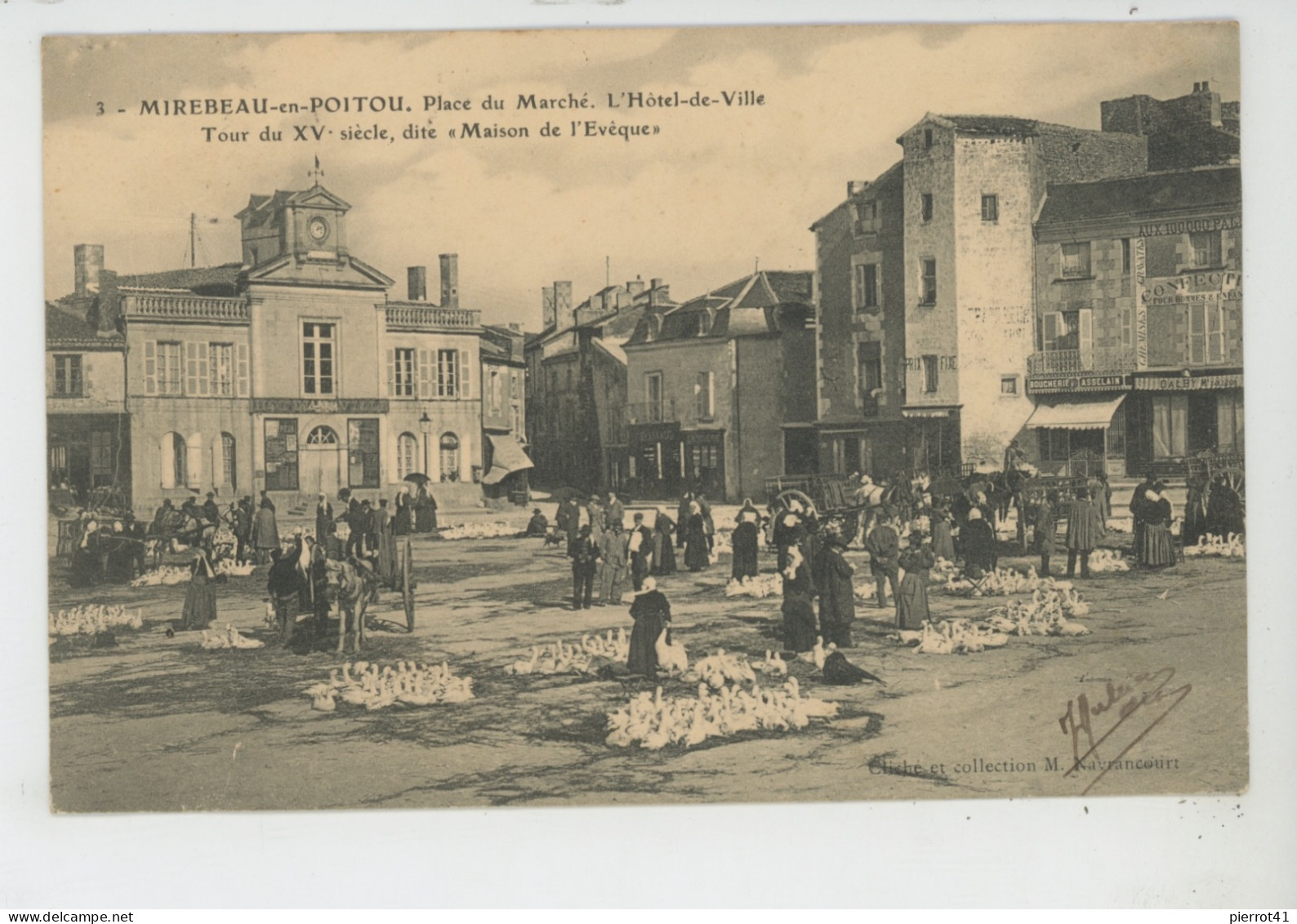 MIREBEAU EN POITOU - Place Du Marché - Mirebeau