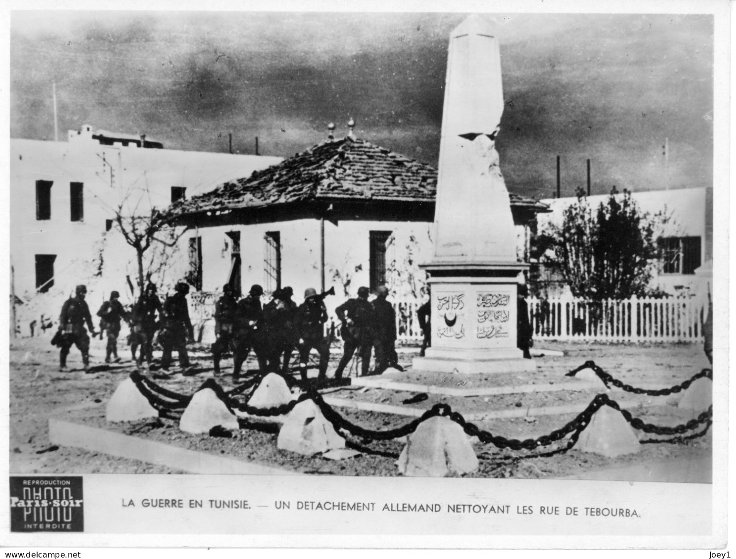 Photo Paris Soir La Guerre En Tunisie Un Détachement Allemand Nettoyant Les Rues De Tebourda ,format 15/20 - Guerra, Militari