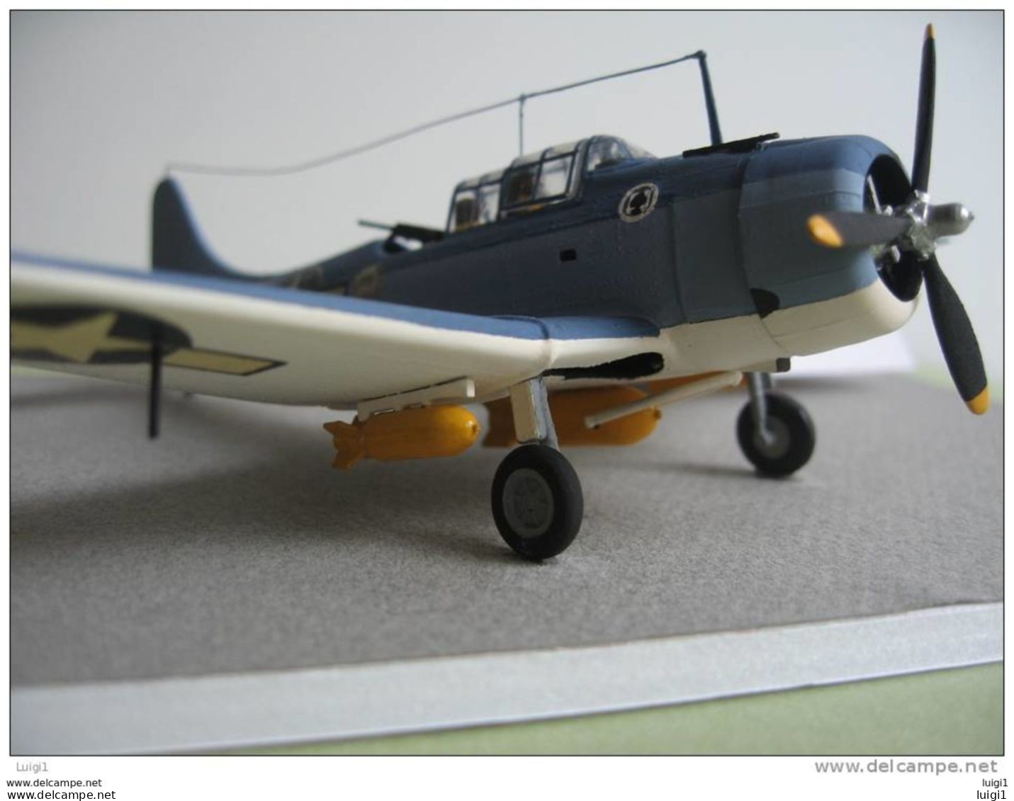 Maquette Plastique HELLER " Avion Militaire VOUGHT Dauntless SBD5 "  - Montée  éch : 72ème - Détaillée Et Complète. TB - Vliegtuigen