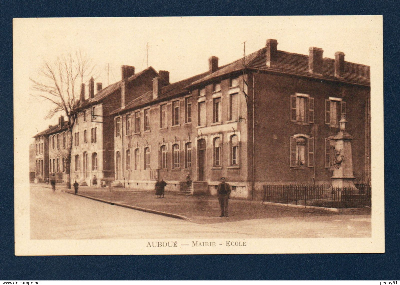 54. Auboué. Mairie Et école. Monument Aux Morts 1914-18 Et 1939-45 - Homecourt