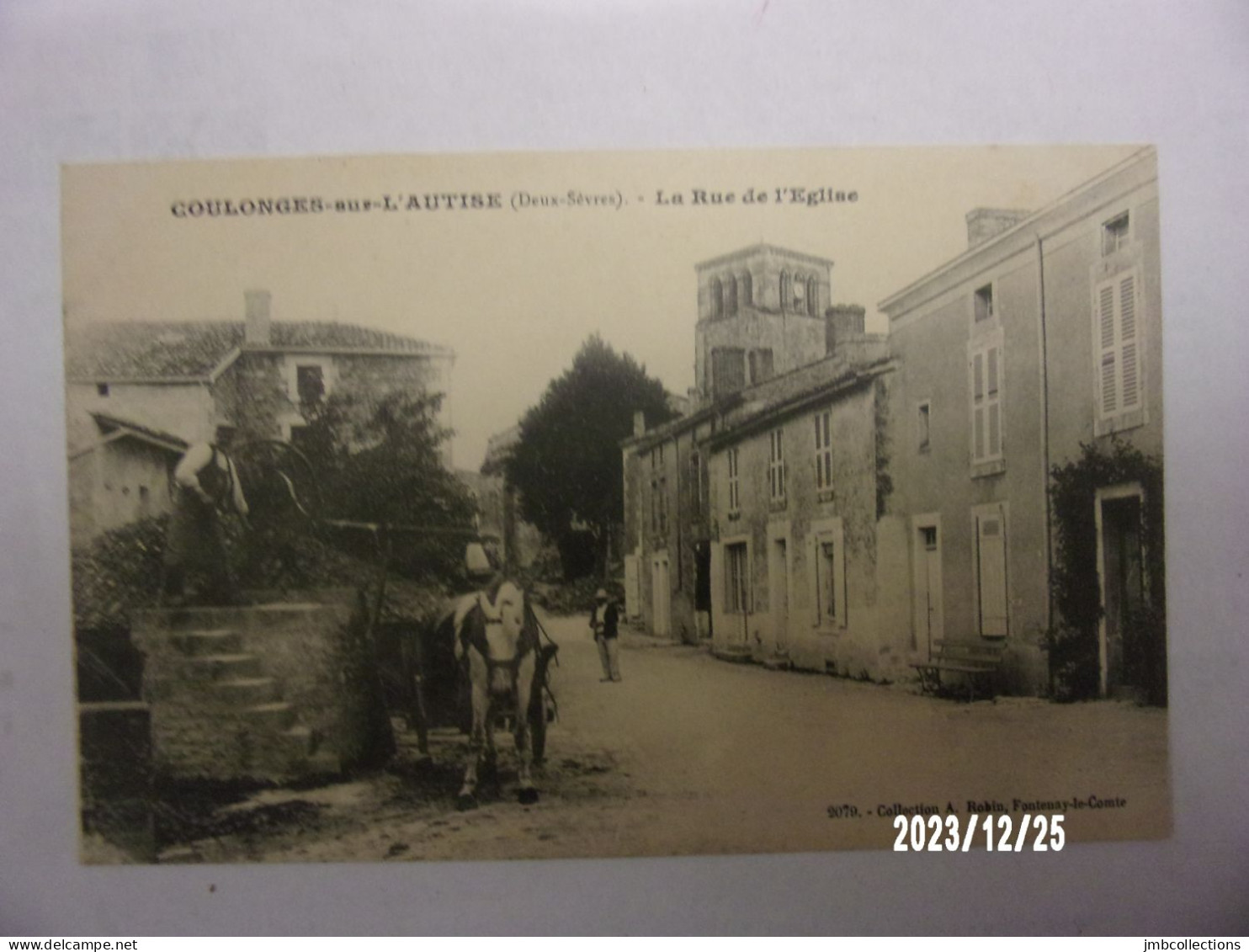 COULONGES SUR L'AUTISE (Deux Sèvres) LA RUE DE L'EGLISE LA FONTAINE APPRIVISIONNEMENT EN EAU ATTELAGE CITERNE - Coulonges-sur-l'Autize